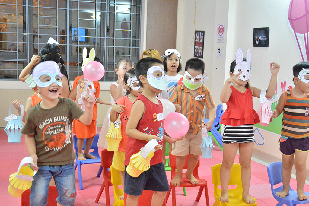 Tiếng Anh trẻ em hè qua vận động trò chơi | YES! Kids